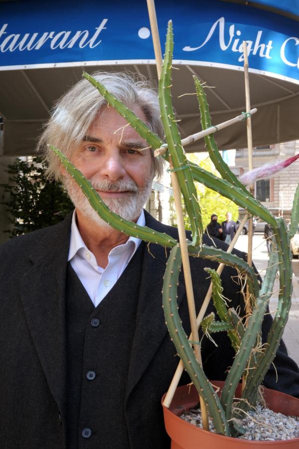 Bild 1 von 11: Im Bild: Heinrich (Peter Simonischek) versteckt sich vor seinem Verfolger mit dem Kaktus.