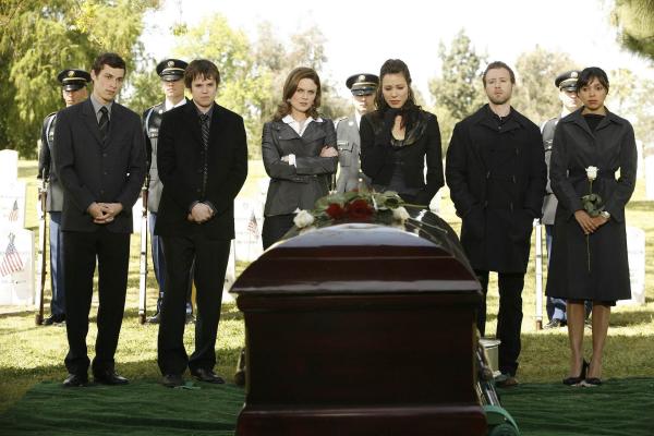 Bild 1 von 8: (v.l.n.r.) Lance (John Francis Daley); Dr. Addy (Eric Millegan); Dr. Brennan (Emily Deschanel); Dr. Montenegro (Michaela Conlin); Dr. Hodgins (T.J. Thyne); Saroyan (Tamara Taylor)