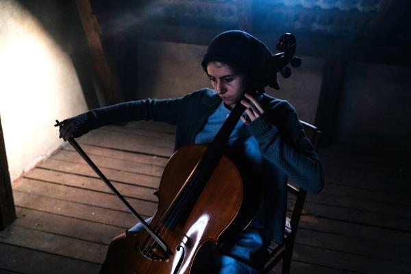 Bild 1 von 10: Anita Lasker-Wallfisch spielte Cello im Mädchenorchester von Auschwitz, um zu überleben.