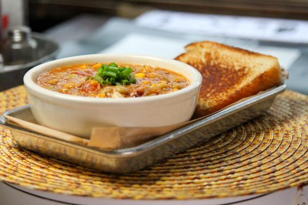 Bild 1 von 19: Im Bild: Brunswick Stew ist ein beliebtes Gericht aus Savannah, das Fleisch und südländisches Gemüse kombiniert.