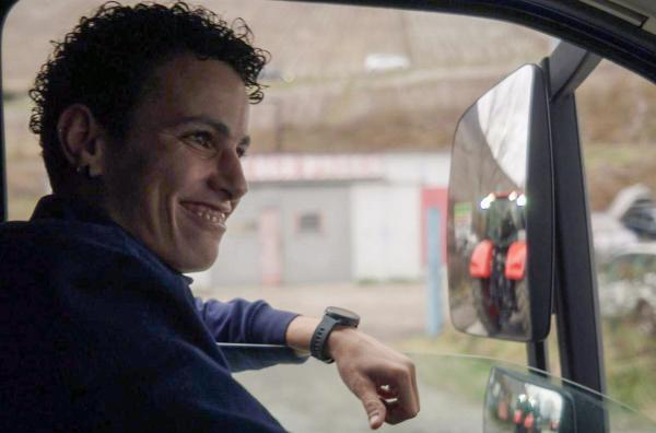 Bild 1 von 4: Zina ist Fernfahrerin ? ihr Traumberuf seit Kindertagen. Da sich dieser Traum in ihrer Heimat Algerien nur schwer realisieren lässt, überquerte sie im Jahr 2012 das Mittelmeer und ließ sich in Frankreich nieder.