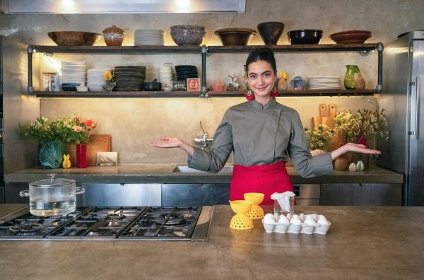 Bild 1 von 3: Wie pochiert man ein Ei? Köchin Lucie Fischer-Chapalain hat verschiedene Tipps.