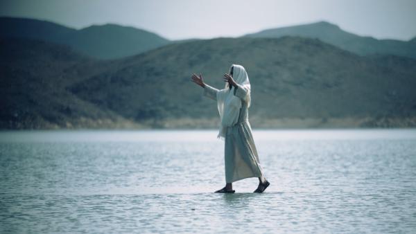 Bild 1 von 6: Jesus (Darsteller unbekannt) läuft über das Wasser.