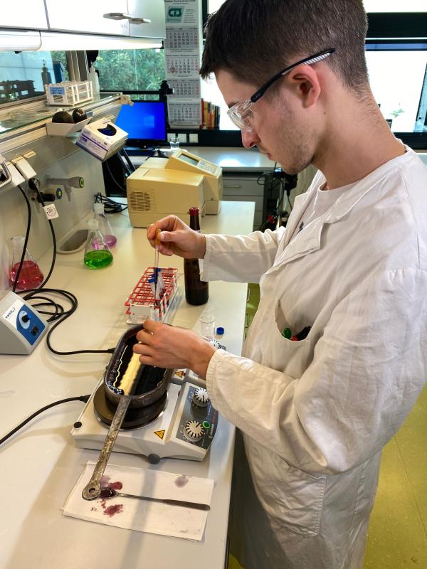 Bild 1 von 1: Auf den Spuren der Römer: Chemiker der Weinhochschule Geisenheim wagen sich an ein Experiment: Die Herstellung von Bleizucker nach antikem Rezept.