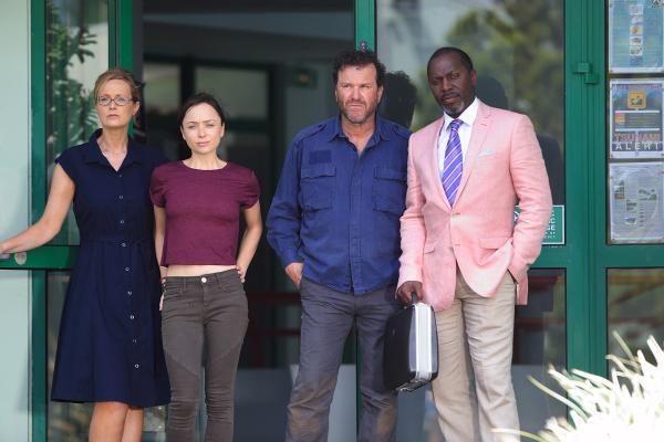 Bild 1 von 5: Der Vulkanologe Stephen Langham wurde tot aufgefunden. Zwar hatte er Herzprobleme, doch ist auch ein Mord nicht auszuschließen. Nun geraten seine engsten Vertrauten und Kollegen Victoria Baker (Natasha Little, l.), Megan (Emily Taafee, 2.v.l.), Daniel Langham (Douglas Hodge, 2.v.r.) und sogar Bürgermeister Joseph Richards (Cyril Nri, r.) unter Verdacht, denn sie alle haben ein Motiv.
