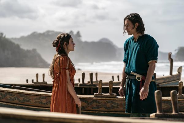 Bild 1 von 6: Eärien (Ema Horvath, l.) und Isildur (Maxim Baldry, r.) leben mit ihrem Vater Elendil in Númenor.