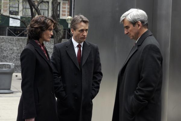 Bild 1 von 10: (l-r) Alana de la Garza as Asst. D.A. Connie Rubriosa, Linus Roache as A.D.A. Michael Cutter, Sam Waterston as D.A. Jack McCoy -- NBC