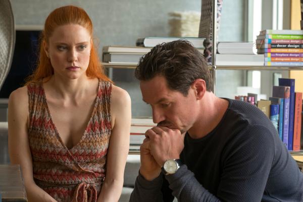 Bild 1 von 8: Valerie Furnier (Barbara Meier, l.) muss ihren Freund Frank Heise (Markus Brandl, r.) trösten. Er wurde gerade über den Tod seiner Tochter informiert.