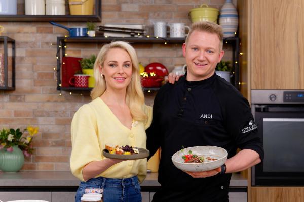 Bild 1 von 19: Im Bild: Silvia Schneider und Andreas Kirchgasser kochen zusammen \