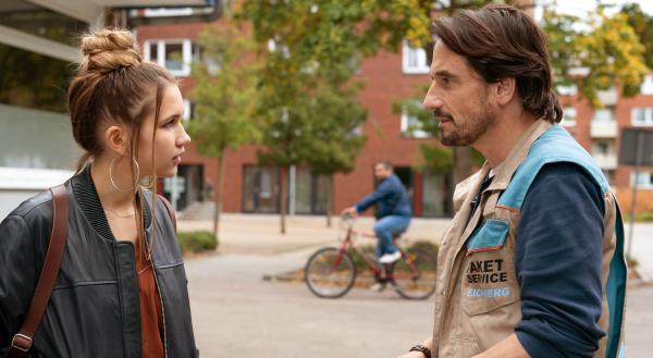 Bild 1 von 4: Flo (Anna-Lena Schwing) weiß nichts vom Reichtum ihres Vaters Henry (Oliver Mommsen).