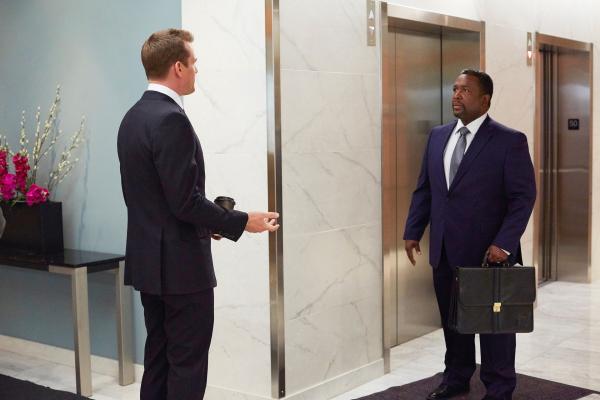 Bild 1 von 2: Harvey (Gabriel Macht, l.) ist skeptisch. Wird Robert Zane (Wendell Pierce, r.), Rachels Vater, die Kanzlei wie erhofft in einem Fall unterstützen?