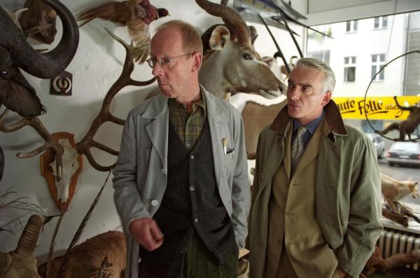 Bild 1 von 9: Felix (Christoph M. Ohrt, r.) besucht das Atelier des Tiermodellbauers Schubert (Hans Peter Korff, l.).