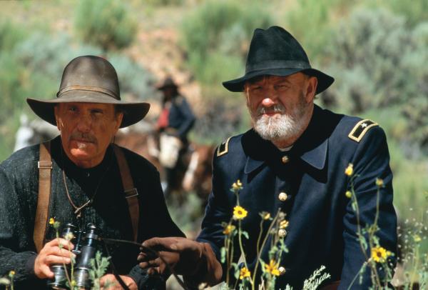 Bild 1 von 2: Wohl wissend, dass er keiner gerechten Sache dient, verfolgt General Crook (Gene Hackman, rechts) mit Hilfe des Fährtenlesers Al Sieber (Robert Duvall) den unbeugsamen Geronimo und seine letzten Krieger.