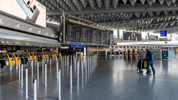 Bild 1 von 2: Der Frankfurter Flughafen befindet sich in einem eigenständigen Stadtteil von Frankfurt am Main. Er ist bereits jetzt der größte Flughafen in Deutschland.