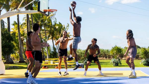 Bild 1 von 2: LOVE ISLAND USA -- Episode 732 -- Pictured: (l-r) Nicolas \