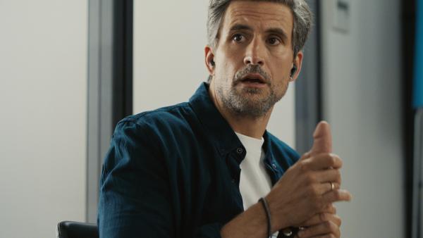 Bild 1 von 3: Frank (Tom Beck) rutscht immer tiefer in die \