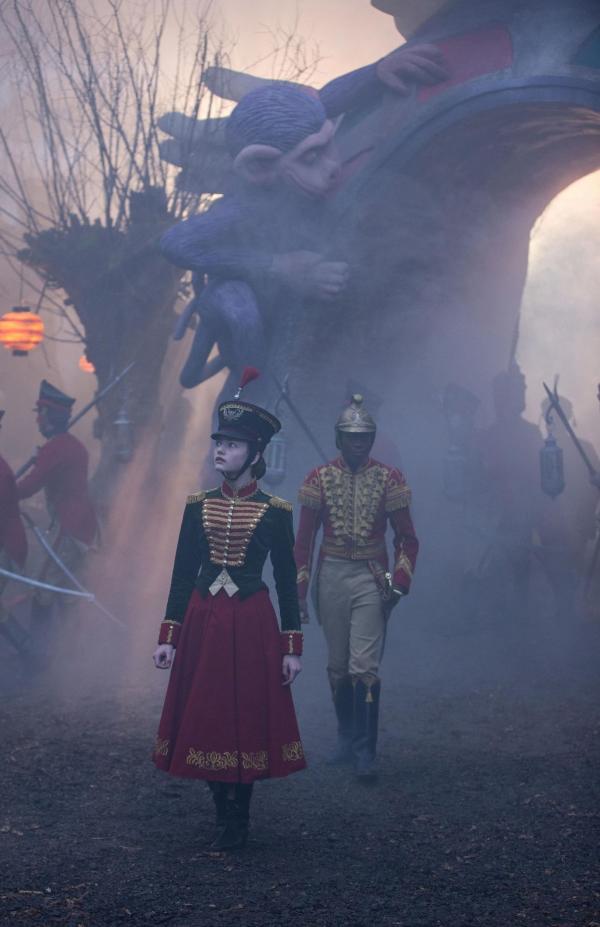 Bild 1 von 10: Clara Stahlbaum (Mackenzie Foy, l.); Hauptmann Phillip Hoffman (Jayden Fowora-Knight, r.)