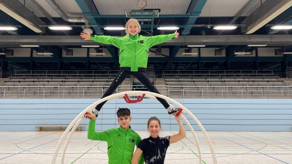 Bild 1 von 1: Checkerin Marina landet diesmal bei Johanna und Luis, die ihr Rhönradturnen beibringen.