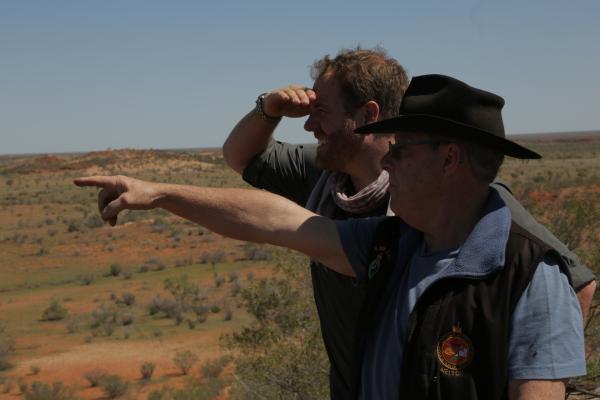 Bild 1 von 5: Josh Gates (l.)
