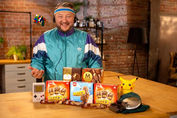 Bild 1 von 4: Sebastian Lege nimmt vier Klassiker der neunziger Jahre unter die Lupe und entlarvt die beliebtesten Tricks der Lebensmittelindustrie. Nogger Choc war auch schon in den 90ern eine beliebte Eisspezialität. Doch das Eis von damals hat mit der heutigen Version nicht mehr viel zu tun. Die Industrie spart an guten Zutaten.