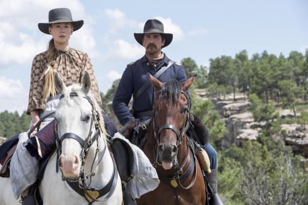 Bild 1 von 3: Rosalee Quaid (Rosamund Pike, l.); Capt. Joseph Blocker (Christian Bale )