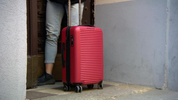 Bild 1 von 2: Im Bild: Tourist:innen mit Rollkoffern in Wohngegenden sind längst Teil des Wiener Stadtbilds. Für die Stadt wird das jedoch zunehmend zum Problem: Es gibt weniger Wohnraum für Einheimische, die Mieten steigen. Im Juli 2024 hat die Stadt deshalb die Regeln für Kurzzeitvermietungen - etwa über Airbnb - deutlich verschärft.