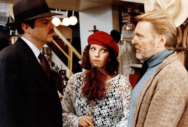 Bild 1 von 6: Im Bild (v.li.): Michael Scheidl (Thomas), Elfi Eschke (Henriette), Helmut Griem (Pertussini).