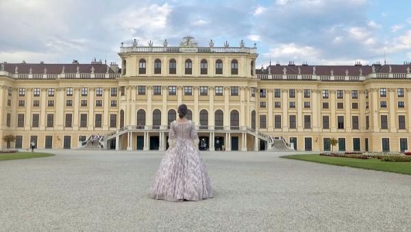 Bild 1 von 2: Regisseur Christian Papke klärt uns über die Geld-Tricks der Maria Theresia auf.