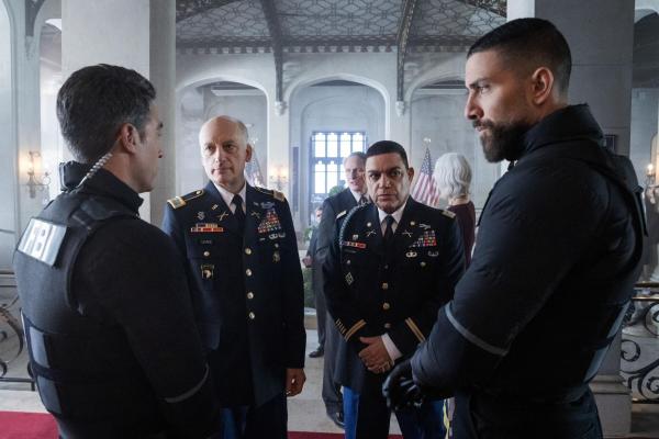 Bild 1 von 5: (vorne v.l.n.r.) FBI SA Stuart Scola (John Boyd); FBI SA Omar Adom 'OA' Zidan (Zeeko Zaki)