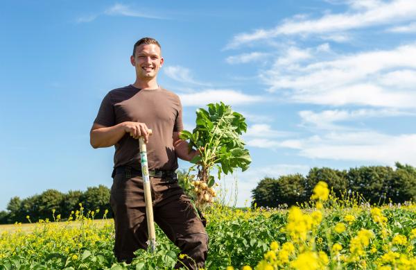 Bild 1 von 4: Bio-Kartoffeln frisch vom Acker - Peer Gabriel liefert das ganze Jahr über Knollen für die Region Holstein.
