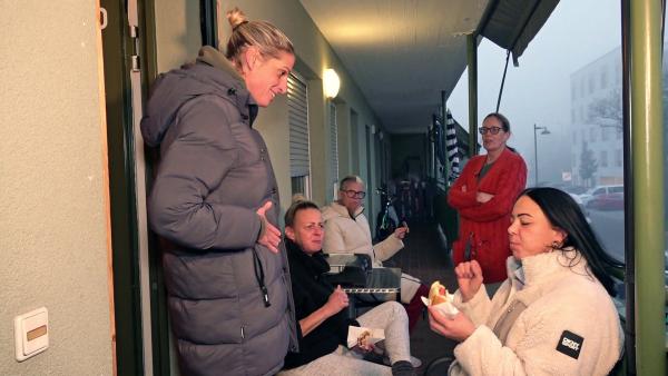 Bild 1 von 2: Mel (li) und Nana feiern ein spontane Grillparty auf dem Balkon