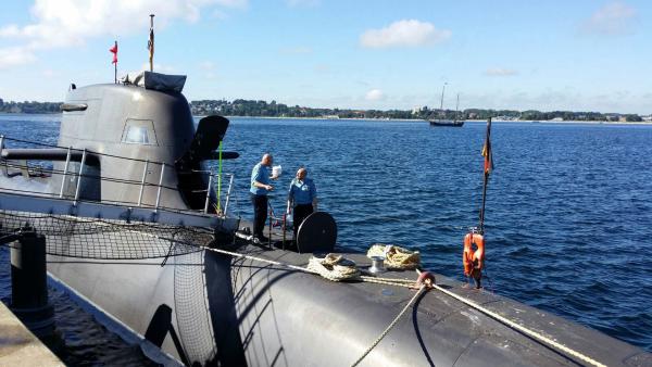 Bild 1 von 2: Die Besatzung Alpha läuft mit dem U32, einem 400.000 Euro teurem Unterseeboot der Deutschen Marine, zum Manöver aus.