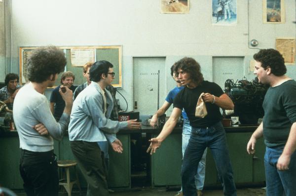 Bild 1 von 4: Arnie (Keith Gordon, 2.v.l.) wird von Mitschülern (Komparsen) während des Unterrichts schikaniert. Buddy (William Ostrander, 2.v.r.) hat ihm sein Mittagessen abgenommen und genießt seine Überlegenheit. Unterstützt wird Buddy von seinem Freund Moochie (Malcolm Danare, r.) der ihm den Rücken frei hält.