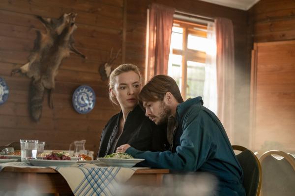 Bild 1 von 3: Bruder Pyotr (Rob Feldman) kann nicht glauben, dass seine Schwester nach all den Jahren doch noch lebt. Mit seiner Reaktion hat Villanelle (Jodie Comer) nicht gerechnet.