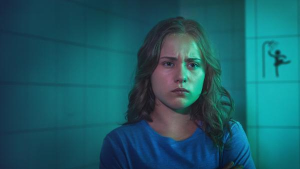 Bild 1 von 2: Frida (Charlotte Elma Heß) ist sauer auf ihre beste Freundin.