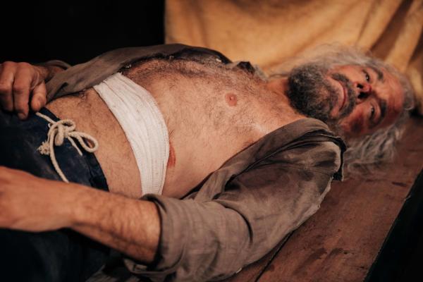 Bild 1 von 4: Tano (Vincenzo Ferrera) ist beim tosenden Sturm auf Deck schwer verletzt worden.