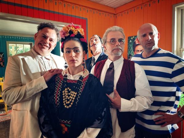 Bild 1 von 3: Viel los in Frida Kahlos (Lou Strenger, 2.v.l.) Telenovela: Diego Rivera (Paul Sedlmeir, l.), Salvador Dali (Alexander Schubert, M.), Leo Trotzki (Carsten Strauch, 2.v.r.) und Pablo Picasso (David Gromer, r.) buhlen um die Kunst und Gunst von Frida.