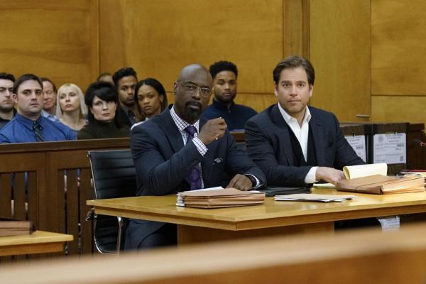 Bild 1 von 20: Bull (Michael Weatherly, r.) nutzt den Hang seines Klienten Jules Caffrey (Isaiah Washington, vorne l.), im Gerichtssaal sehr theatralisch aufzutreten und lässt ihn sich selbst verteidigen. Doch war das wirklich eine gute Idee?