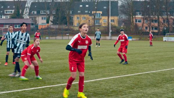 Bild 1 von 2: Ran an den Ball: Eriona im Spiel gegen FC Saloniki Essen