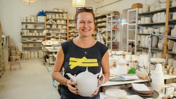 Bild 1 von 9: Im Bild: Die Wiener Porzellankünstlerin Sandra Haischberger in ihrem Atelier auf der Wieden.