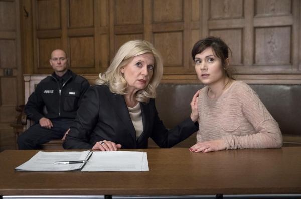 Bild 1 von 8: Isabel von Brede (Sabine Postel, l.); Yasmin Meckel (Sophie Dal, r.)