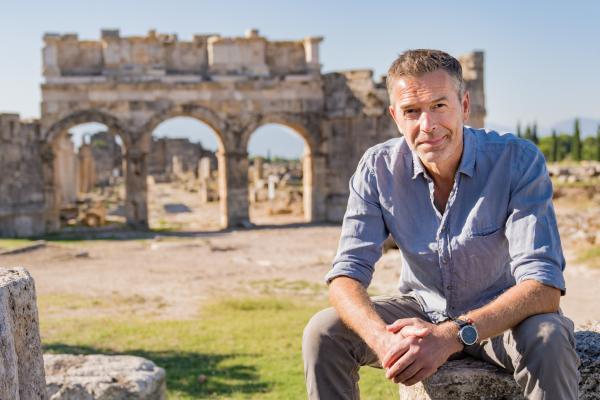 Bild 1 von 10: Dirk Steffens untersucht in den Ruinen von Hierapolis das rätselhafte Höllentor.