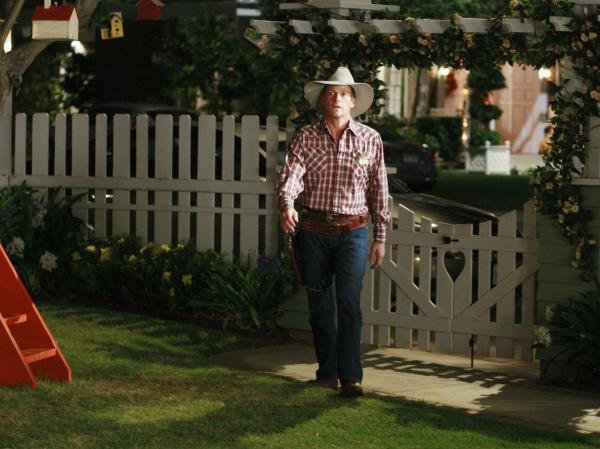 Bild 1 von 24: Als Tom (Doug Savant) merkt, dass Lynette das Opossum als ein Symbol für ihren krebs sieht, gibt er nach und lässt sie weiter auf Jagd gehen ...