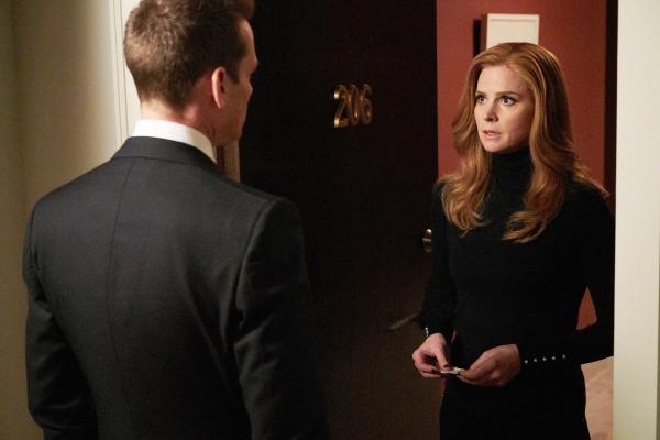 Bild 1 von 2: Hat Harvey (Gabriel Macht) nun endlich Gewissheit seine Gefühle betreffend? Hin- und hergerissen zwischen seiner Freundin Paula und Donna (Sarah Rafferty), scheint er nun Klarheit zu haben.