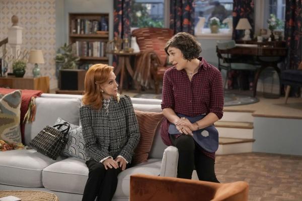 Bild 1 von 16: Sheila (Swoosie Kurtz, l.); Kat (Mayim Bialik, r.)