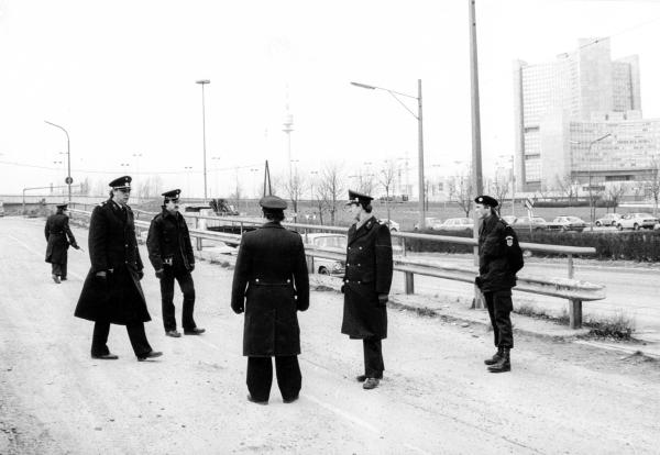 Bild 1 von 3: Auf der Wiener Donauinsel suchte die Polizei 1983 nach einem Toten.