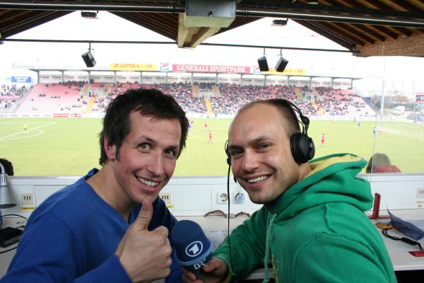 Bild 1 von 5: Willi (links) mit Andre Siems beim Fußballspiel.