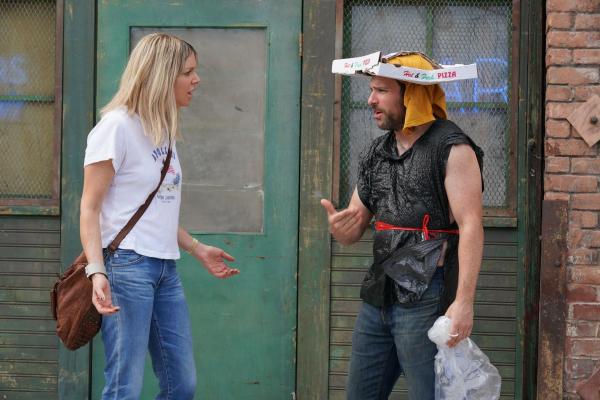 Bild 1 von 8: Dee Reynolds (Kaitlin Olson, l.); Charlie Kelly (Charlie Day, r.)