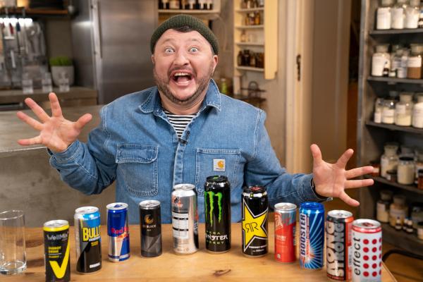 Bild 1 von 3: Was sorgt im Energydrink für die aufputschende Wirkung? Sebastian Lege baut ein solches Getränk nach.
