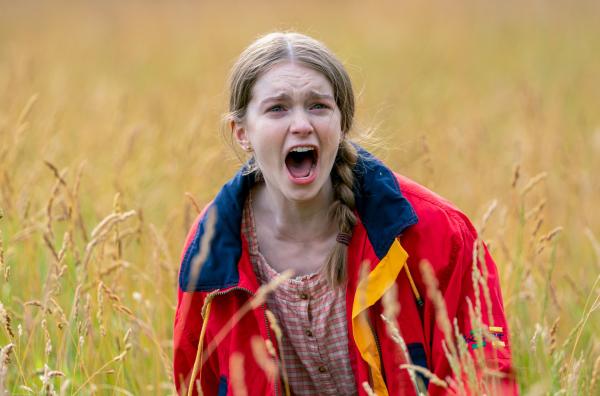 Bild 1 von 6: Kurz nach ihrer Ankunft in St. Belvedere begegnet die 14-jährige Emerson Grimm (Summer H. Howell) in der Wildnis außerhalb der Stadt einem \